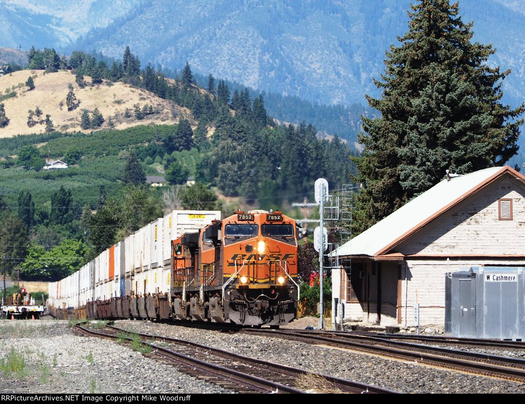 BNSF 7852